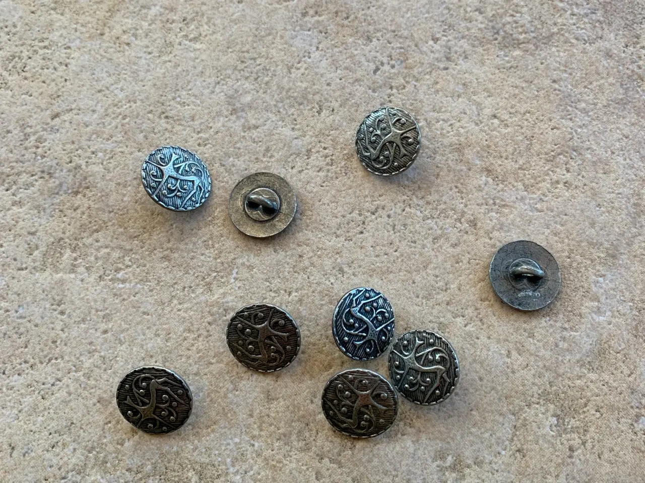 Billede 1 - Knapper 9 stk brugte metal