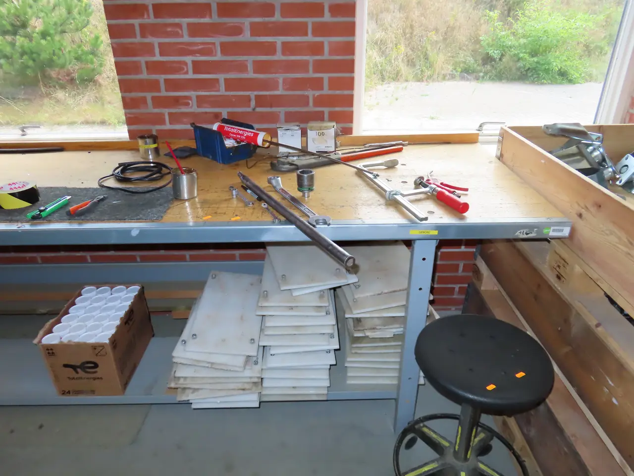 Billede 2 - Arbejdsbord med indhold