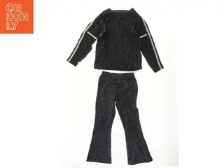 Klassisk sort trøje og bukser sæt fra Kids Up (str. 116)