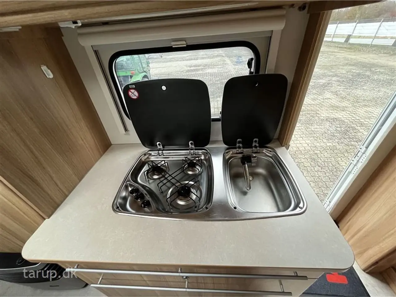 Billede 13 - 2014 - Caravelair Antares Luxe 527   Fortelt: Isabella Commodore Concept, mover, tv-antenne, sidesiddegruppe, kompressor køleskab m/ frostboks, 3 køjer og dobbeltseng