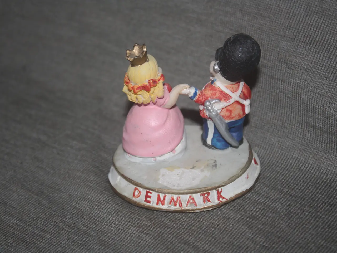 Billede 2 - Copenhagen Denmark souvenir figur højde 6 cm