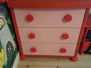 Smuk rød kommode
