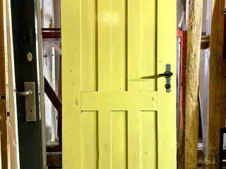 Antik, massiv fyldningsdør u. karm