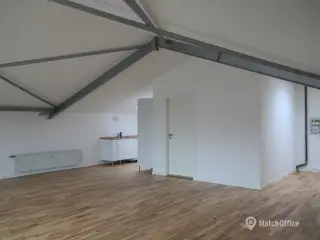 Meget pænt loft kontorlokale