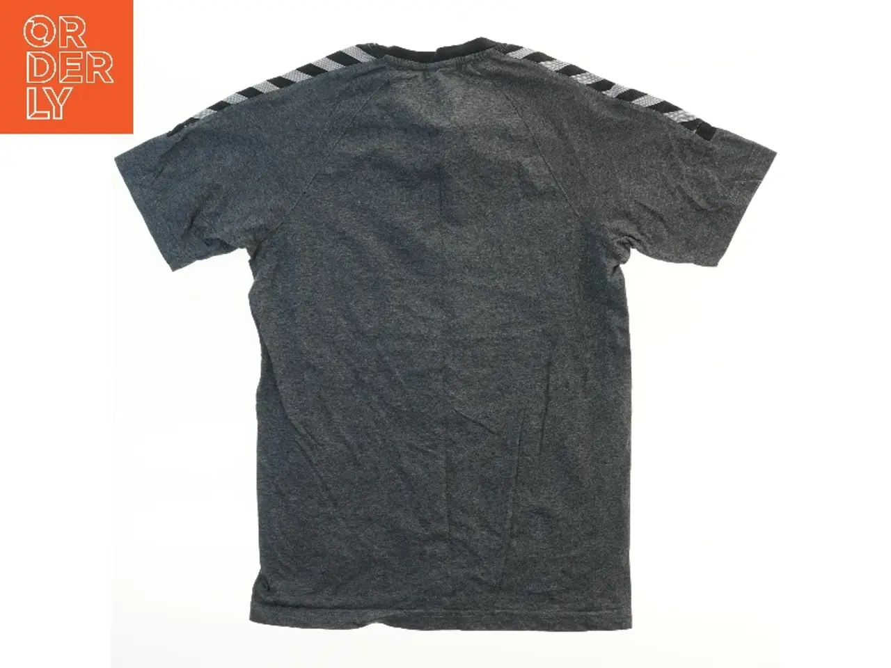 Billede 2 - Sport T-shirt fra Hummel (str. bryst 45 cm, længde 67 cm)