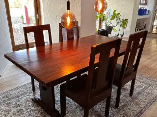 Flot mørkt spisebord