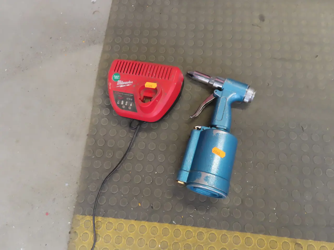 Billede 1 - Popnittepistol samt lader MILWAUKEE