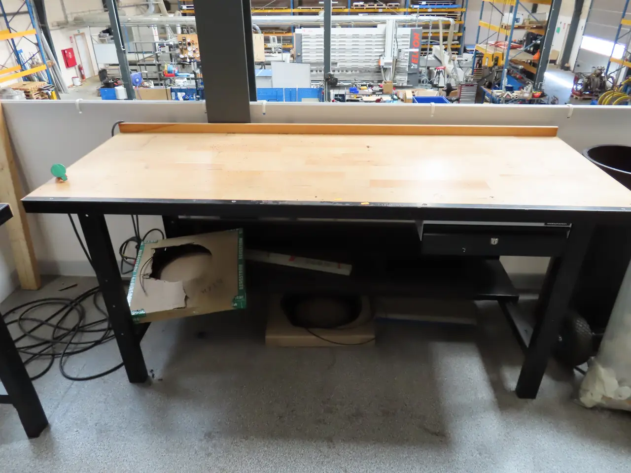 Billede 1 - Arbejdsbord med indhold