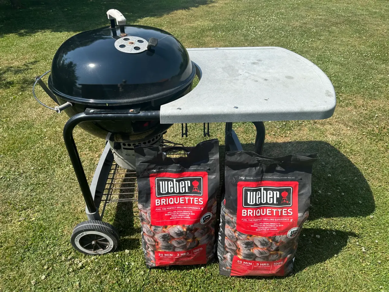 Billede 3 - Weber kuglegrill med bord inkl. 2 ps. Grillkul 