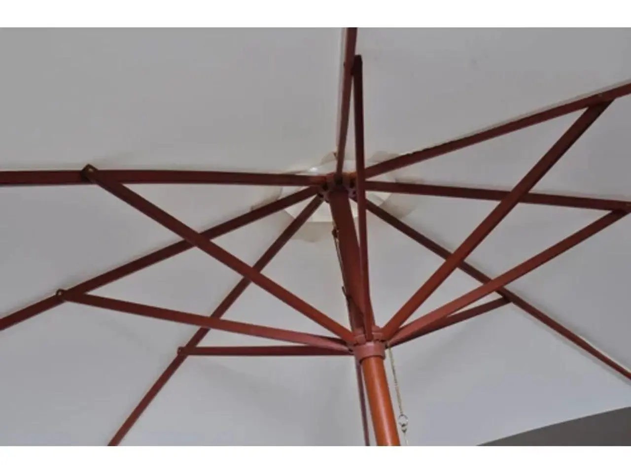 Billede 3 - Parasol 300 cm - sandhvid haveparasol i hårdttræ