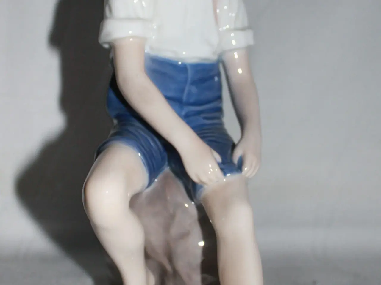 Billede 9 - Porcelænsfigur "dreng på sten" fra B&G