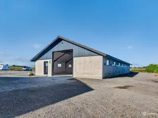 Frostfri lagerhal på ca. 275 m² – gode adgangsforhold og tæt på Holbækmotorvejen