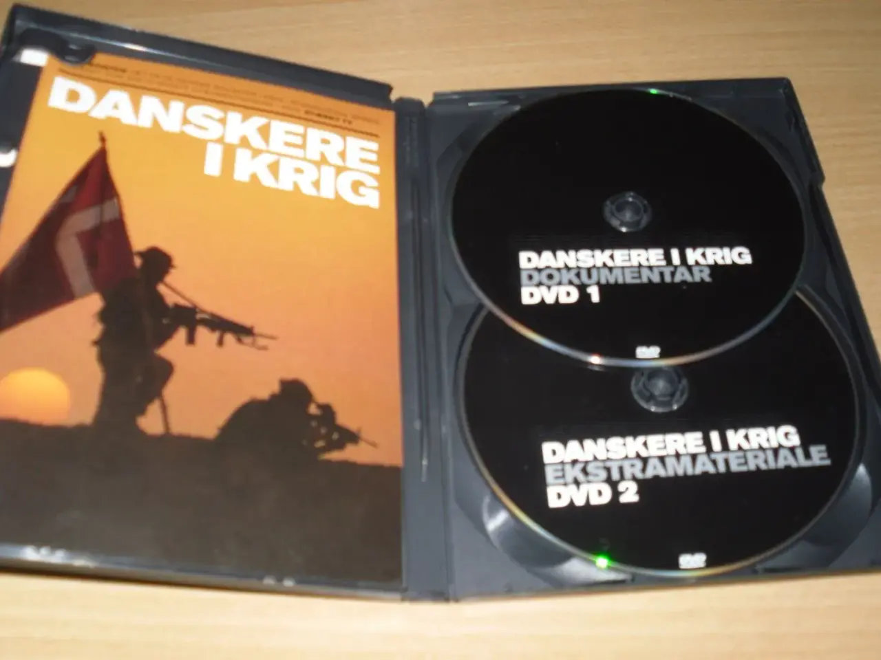 Billede 2 - DANSKERE I KRIG. Dokumentar.