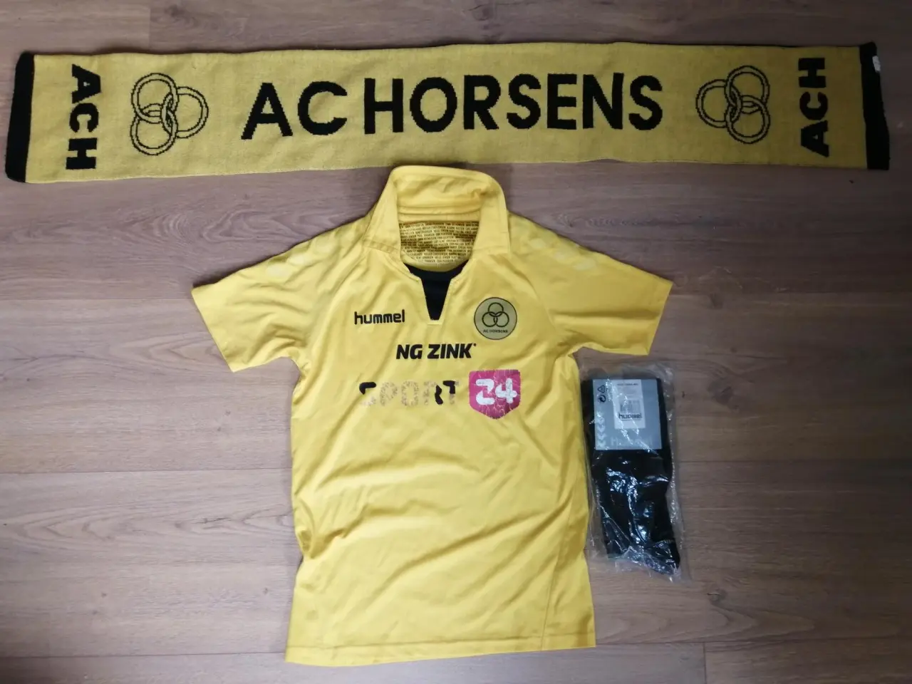 Billede 1 - AC HORSENS TRØJE(164) OG STRØMPER OG HALSTØRKLÆDE