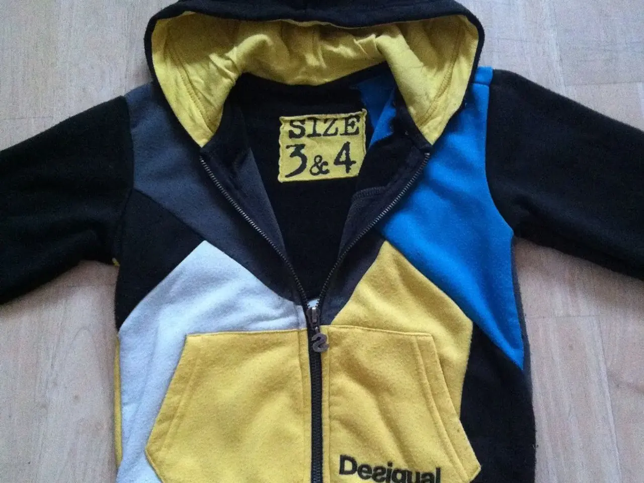 Billede 2 - Desigual hatte trøje str 3-4 år, 30kr