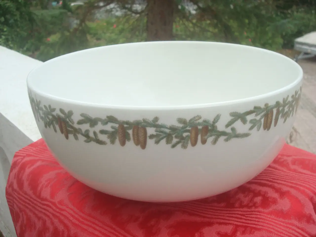 Billede 2 - KGL BOWLE m/nissemotiv, 1,sortering, 33 cm i diam