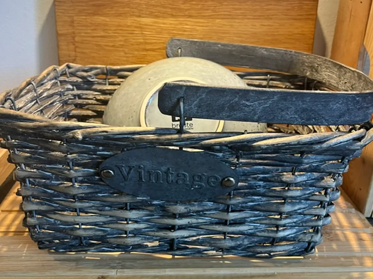 Billede 1 - Charmerende vintage-look fletkurv med træhåndtag