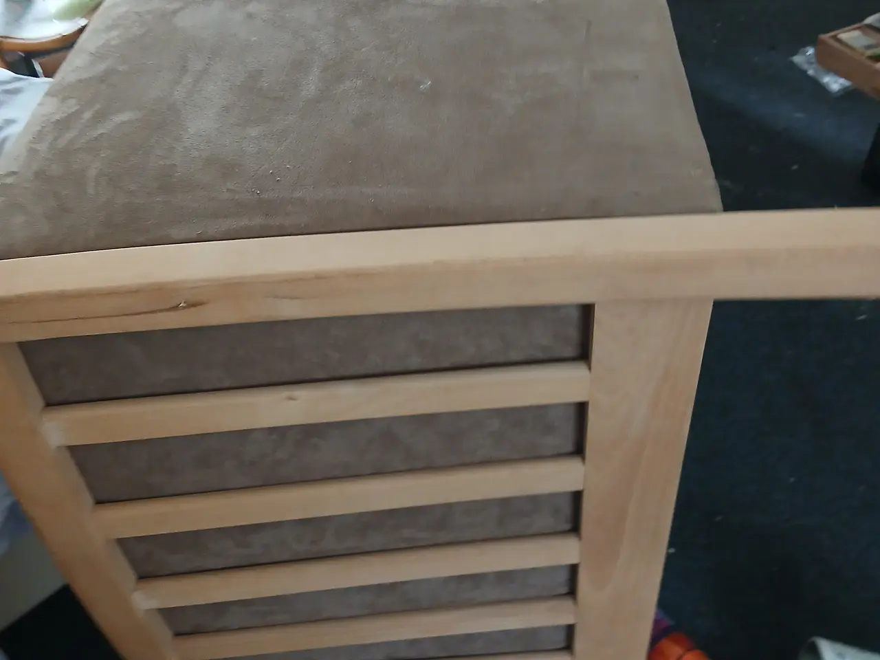 Billede 7 - tremme sofa grå, føles som ruskind/velour