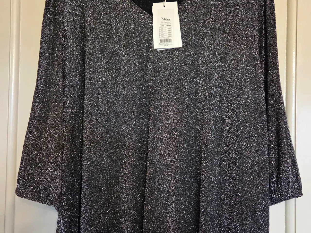 Billede 1 - Smuk bluse med glimmer.