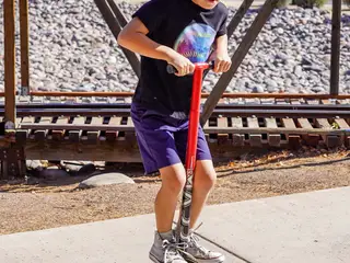 Pogo stick/kængurustylte til børn sort/rød