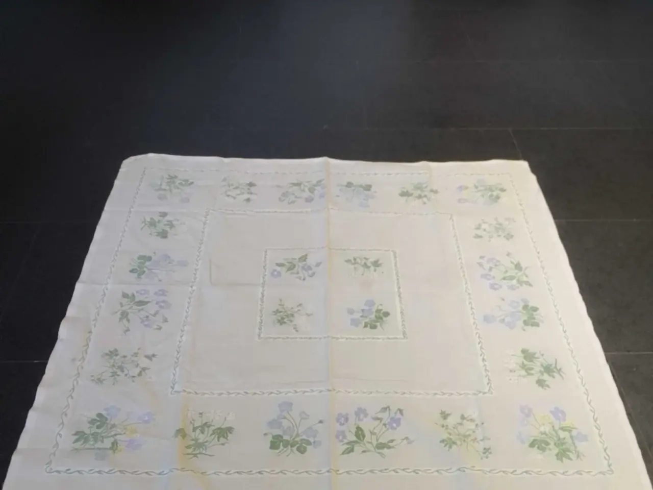Billede 1 - Yndig dug med Flora Danica motiver
