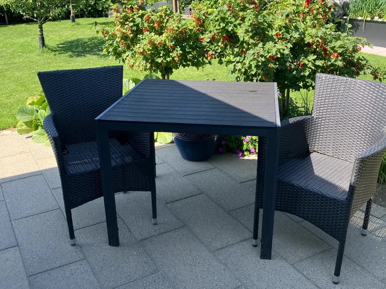 Billede 1 - Havebord med 2 stole 