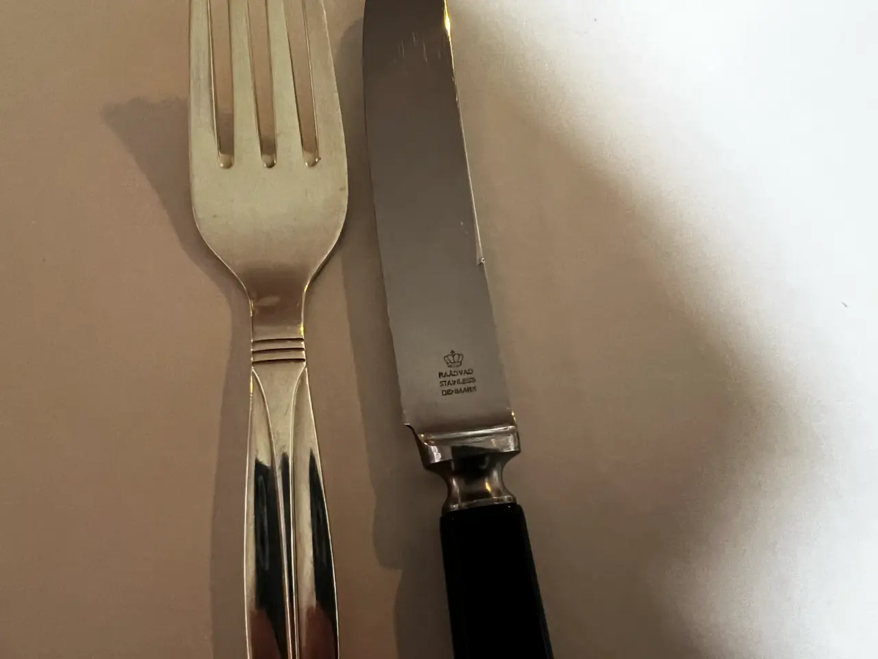 Billede 2 -  Benedikte Frigast 49 stk 12 Raadvad bakelit knive