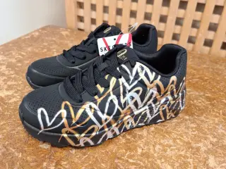 Sketchers børnesko str 31 - sort med hjerter