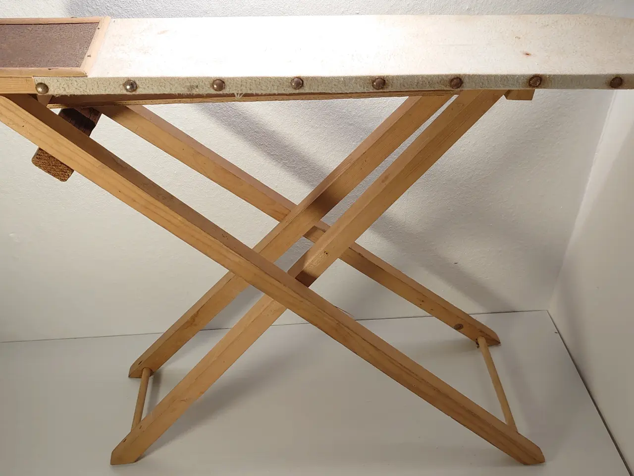 Billede 3 - Gammelt børne strygebræt. H44,5cm, L60cm.
