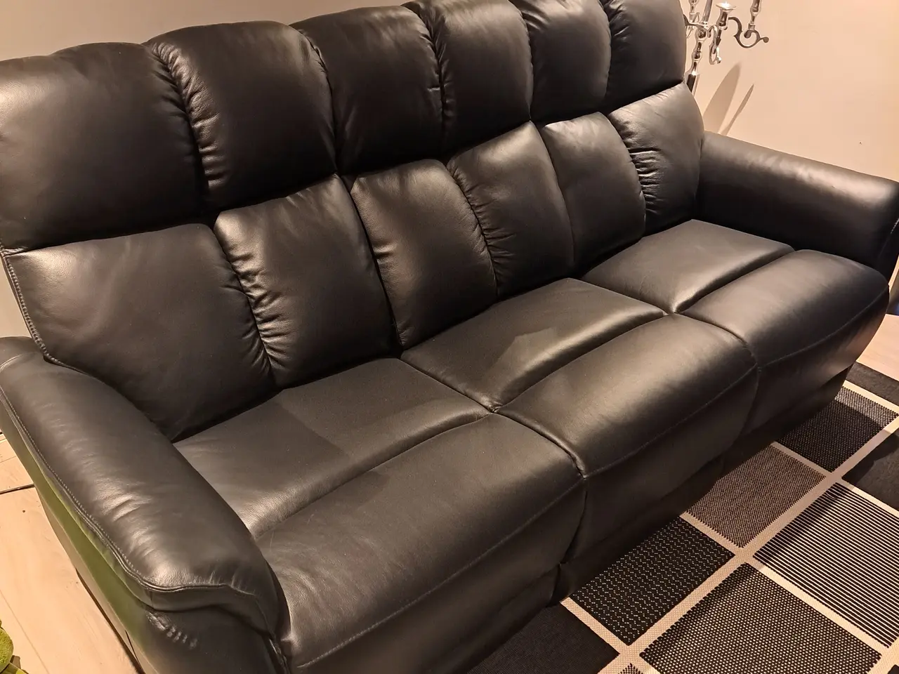 Billede 1 - Sort læder sofa med indbygget fodskammel.