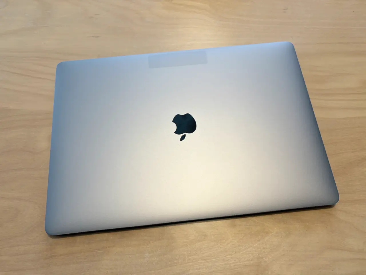 Billede 2 - MacBook Pro (15", 2018) – Space Gray – 74% batteri