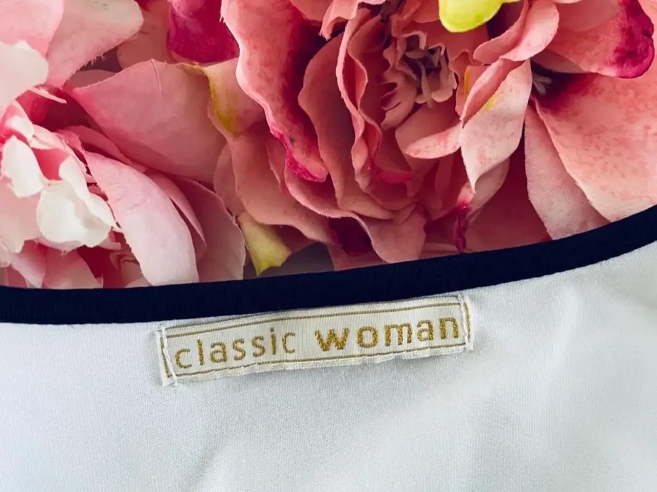 Billede 3 - Top i sort og hvid fra Classic woman
