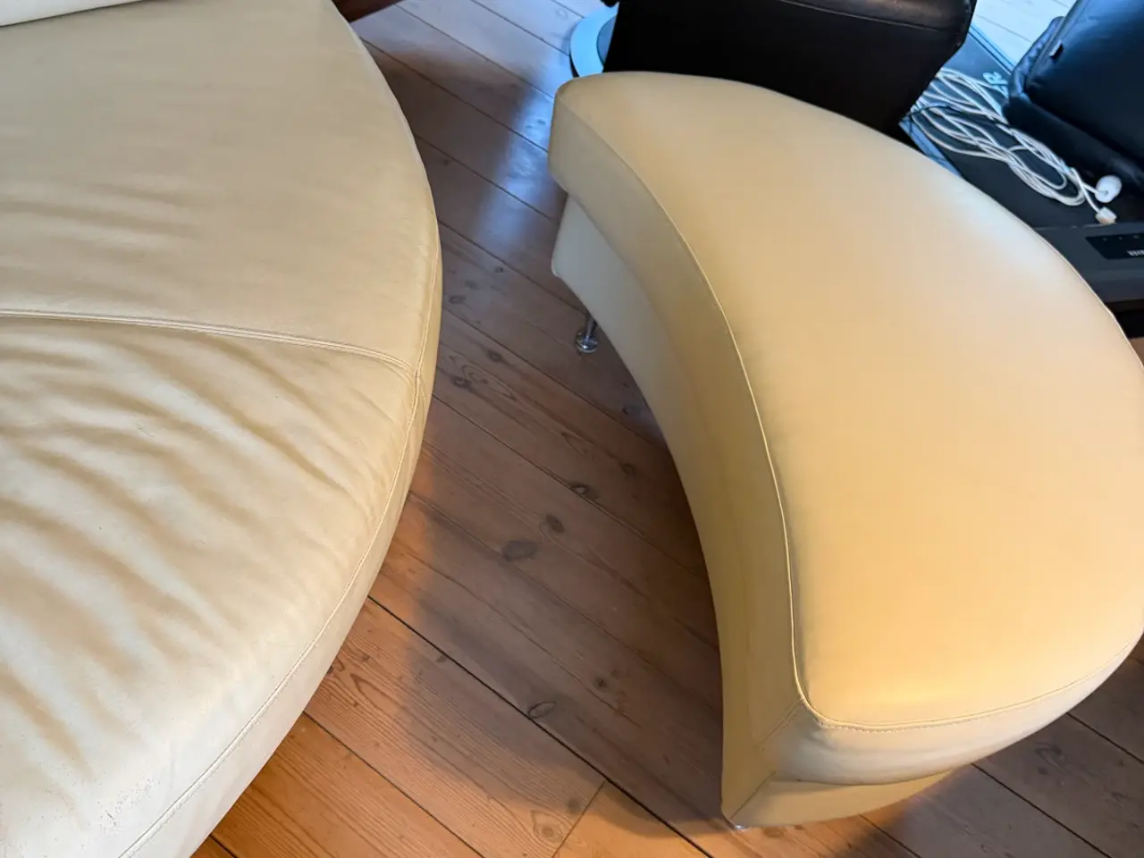 Billede 3 - Lækker Skalma hjørnesofa i råhvidt læder m. matche