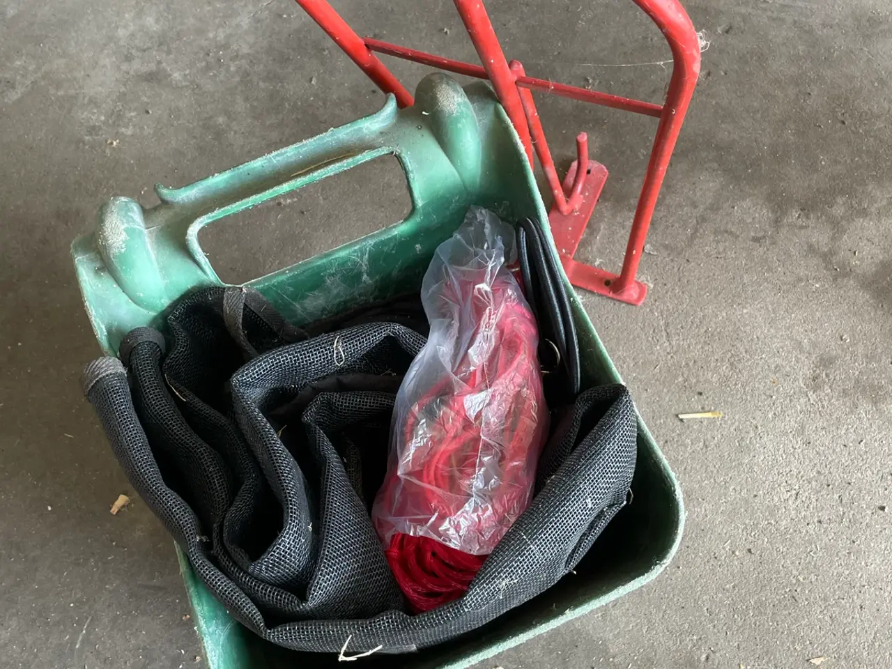 Billede 1 - Krybbe, hønet, sadleknægt og nogle piske