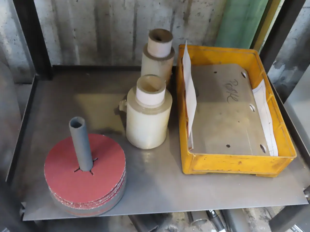 Billede 5 - Arbejdsbord med indhold