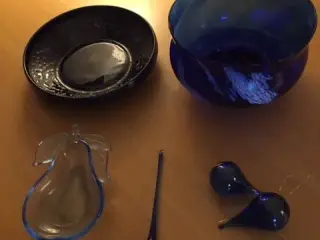 Blå bordfade, skåle i glas