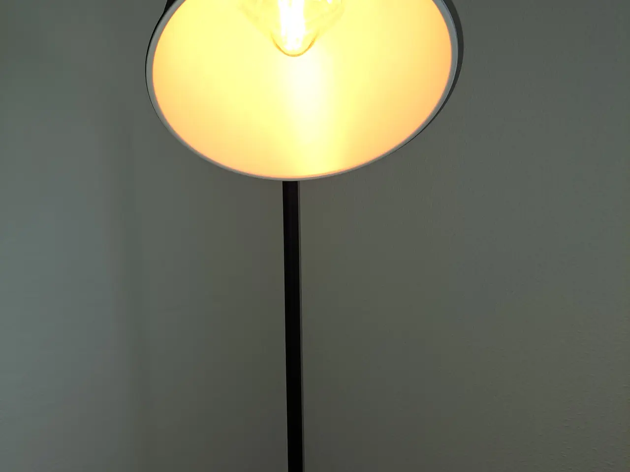 Billede 3 - Sort gulv lampe.
