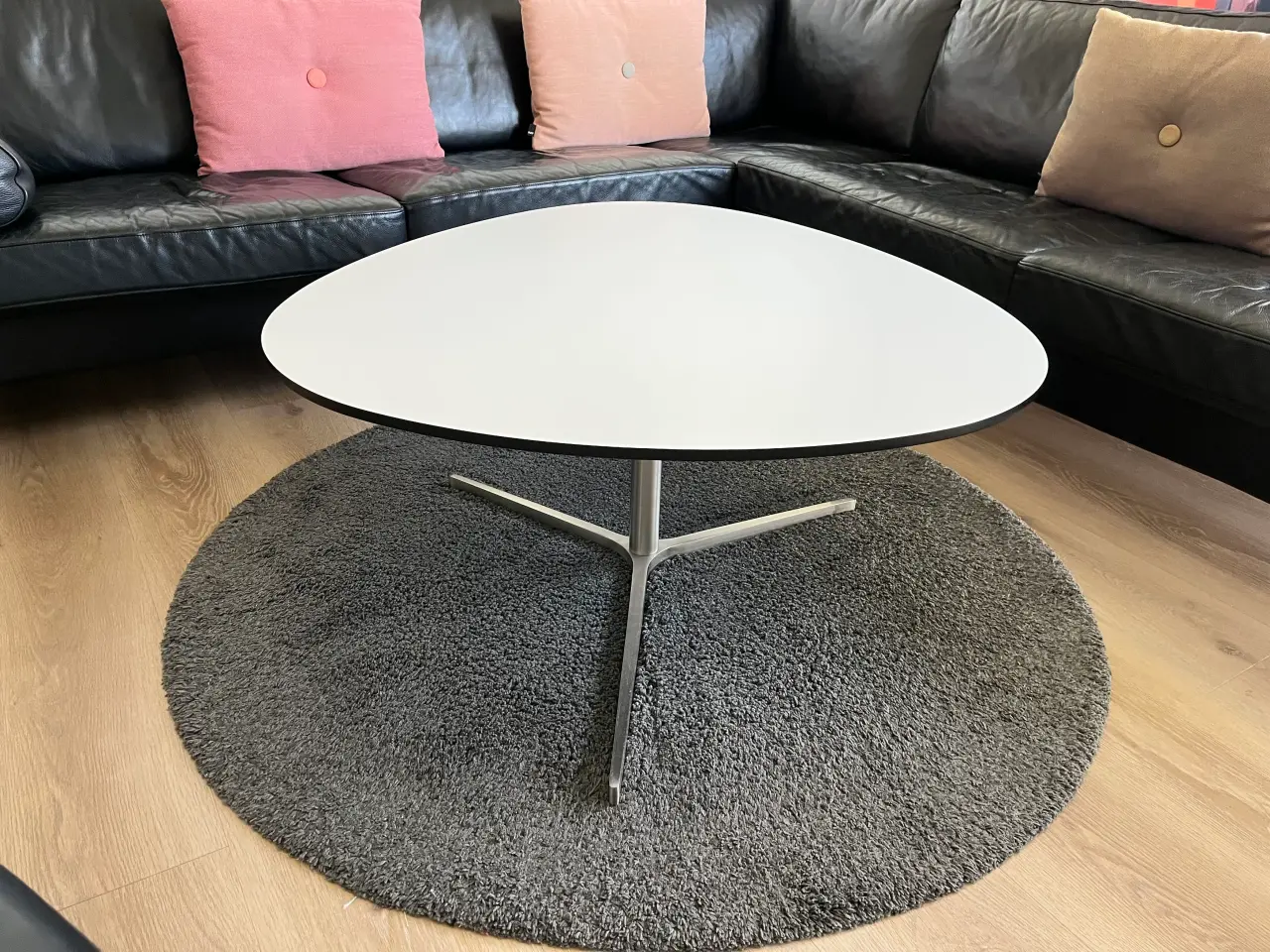 Billede 2 - Sofabord i massiv hvid laminat med sort kant.