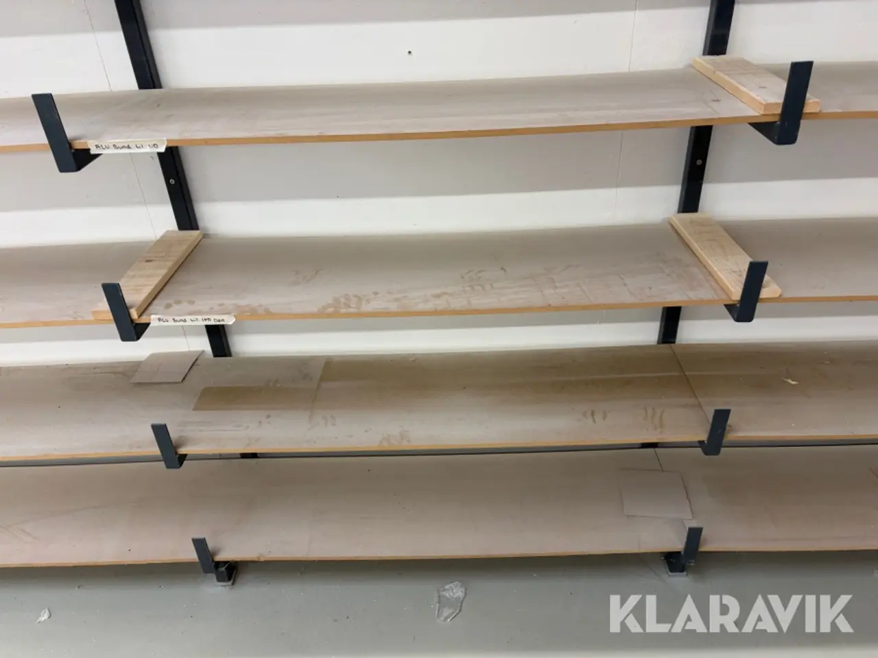 Billede 5 - Hylder med metalstativ