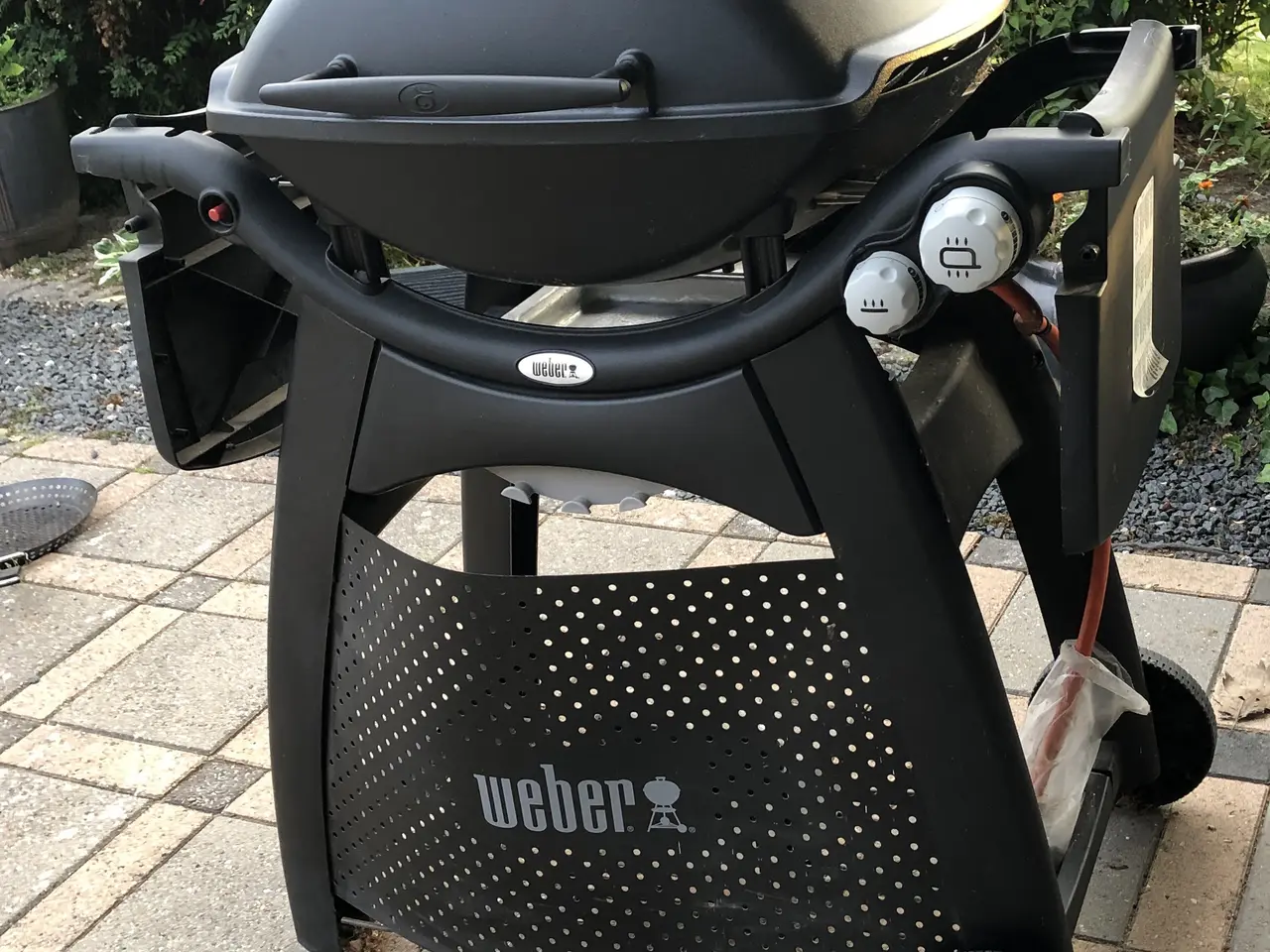 Billede 2 - Weber Gasgrill med låg og sideborde