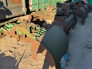 5 x sandgrabber, 1 x skovgrab og 1 x palleløfter