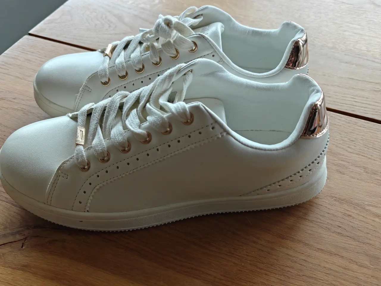 Billede 2 - Hvide/Rose Gold ONLY Sko (str. 39)