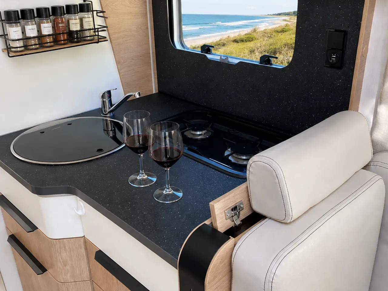 Billede 5 - Mooveo Int 74EBF Fuld integreret autocamper