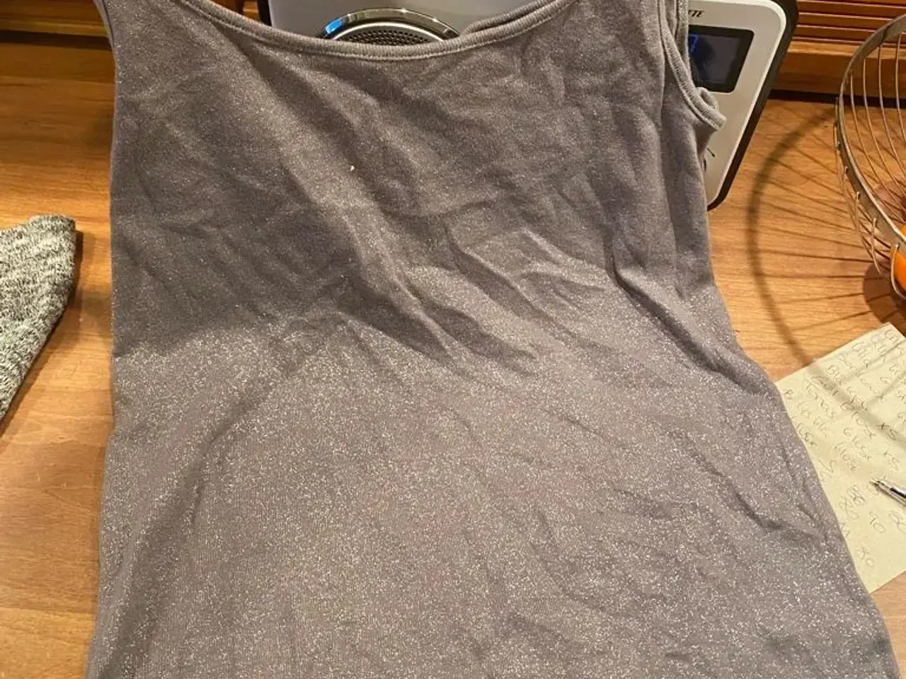 Billede 2 - Smart grå glitter bluse fra Basic str M