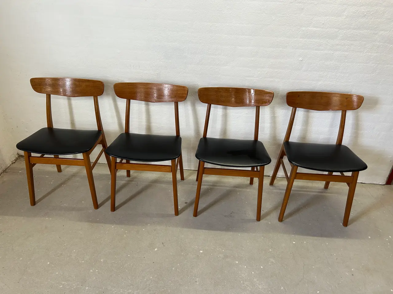 Billede 5 - Sæt med 4 klassiske danske vintagestole i teak