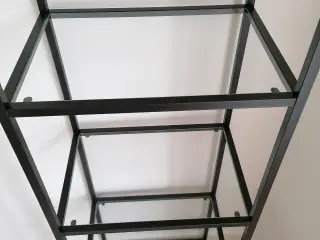 Sort stål reol med glasplader