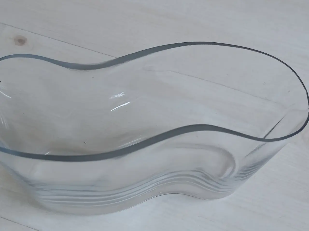 Billede 2 - Tulipan vase. Bølget form. Klar glas.