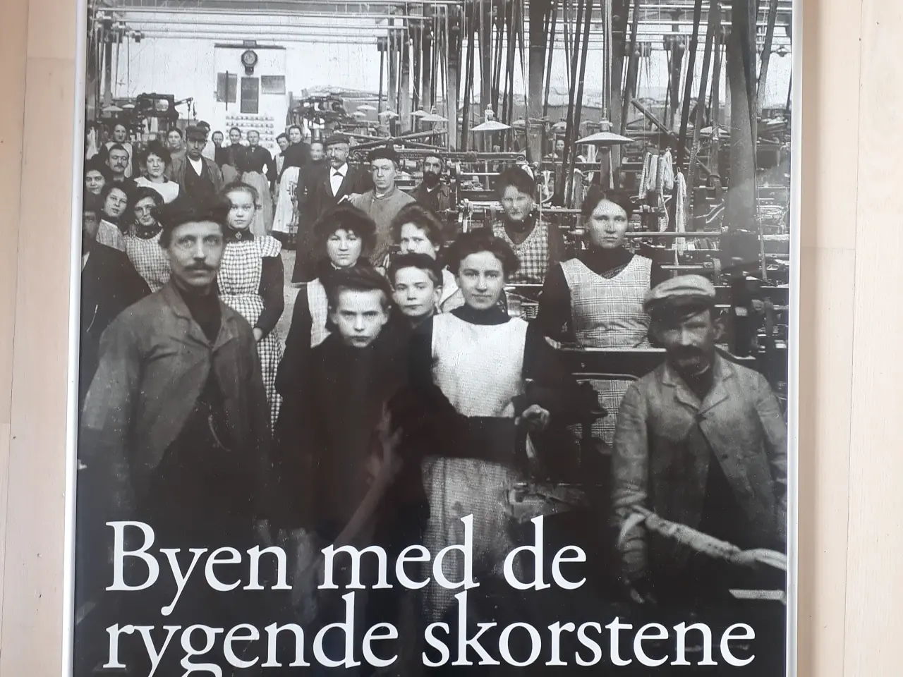 Billede 1 - Plakat i ramme - Byen med de rygende skorsten