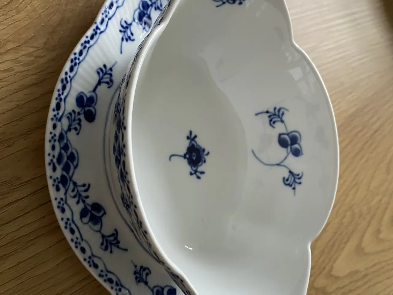 Billede 1 - Musselmalet sovseskål Nr. 587