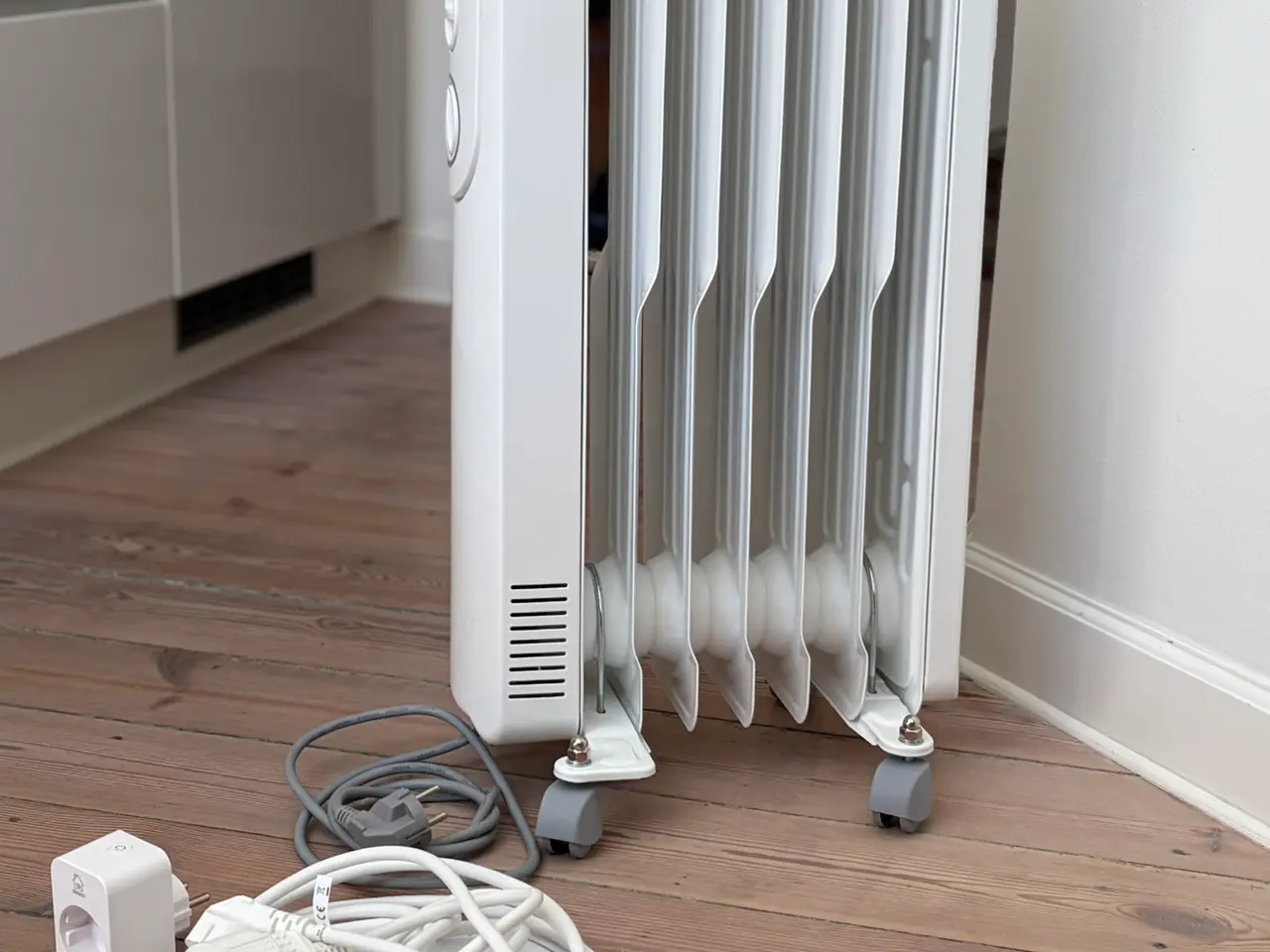 Billede 4 - Flytbar elradiator 1500W med hjul